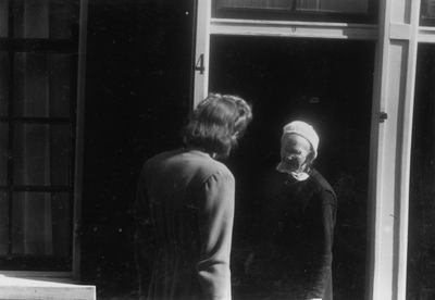 221118 Afbeelding van twee vrouwen in de deuropening van (vermoedelijk) het huis Eikenboomstraat 4 te Utrecht.